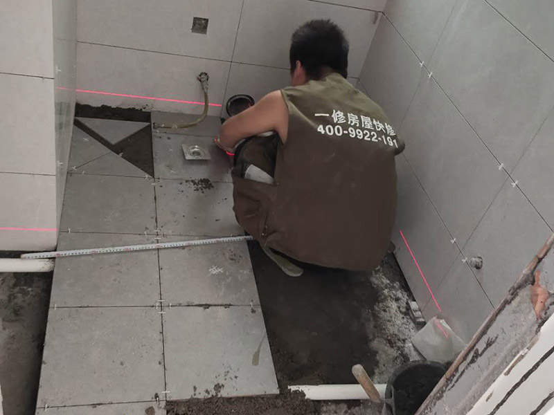 衛(wèi)生間地面貼磚:先選材料，將水泥與少量建筑膠混合拌勻，做成粘貼劑。把粘貼劑用鏟刀鏟到地面刮平后將瓷磚鋪上，再用鏟刀壓實(shí)，這樣自上而下或自左而右的一排排粘貼即可。全部鋪完后，用白水泥漿美縫，把瓷磚間的間隙填實(shí)，這樣就完成了