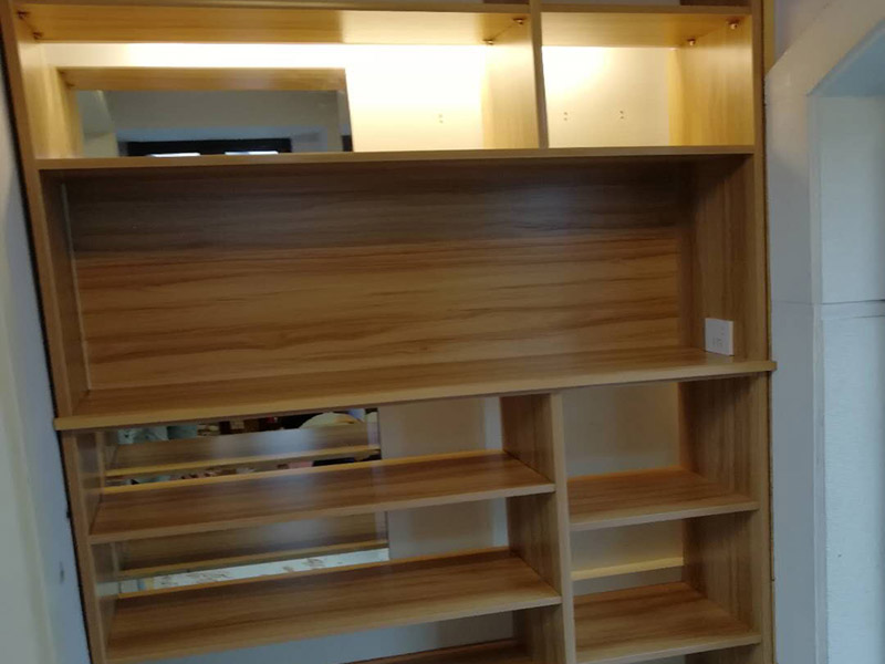 鞋柜現(xiàn)場安裝：方法有三種，一是，找會的朋友，二是，請師傅，三是自己裝，一般簡易一點的是可以自己裝的，但是設(shè)計比較復(fù)雜的鞋柜就得找專業(yè)的師傅了，特別是價格相對昂貴的材質(zhì)做的鞋柜，為了避免安裝過程中有破壞性的行為發(fā)生，就應(yīng)該找專業(yè)安裝鞋柜的師傅。