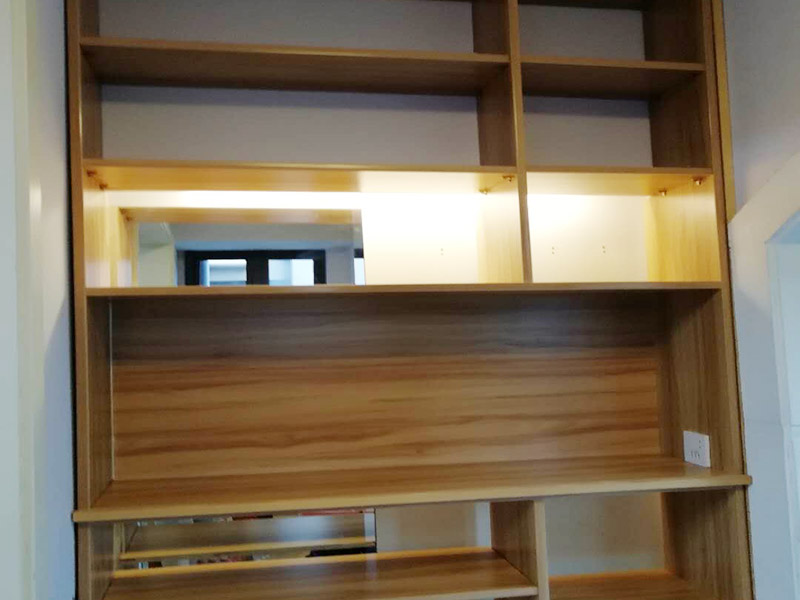 鞋柜現(xiàn)場安裝：方法有三種，一是，找會的朋友，二是，請師傅，三是自己裝，一般簡易一點的是可以自己裝的，但是設(shè)計比較復(fù)雜的鞋柜就得找專業(yè)的師傅了，特別是價格相對昂貴的材質(zhì)做的鞋柜，為了避免安裝過程中有破壞性的行為發(fā)生，就應(yīng)該找專業(yè)安裝鞋柜的師傅。