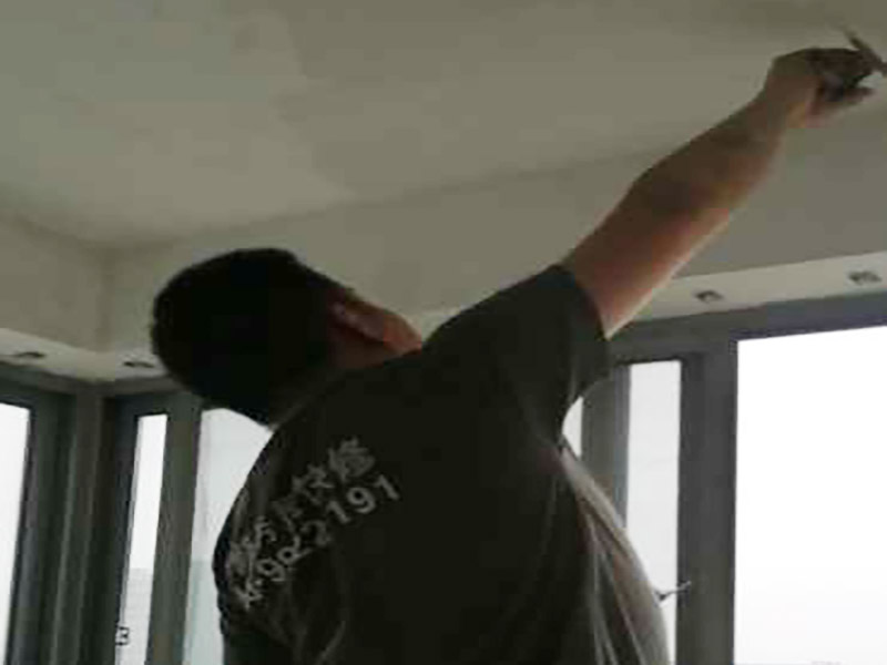 陽臺頂面修補膩子：刮膩子對不同的墻體有著不同的要求，像比較常見的混凝土的墻面，會出現(xiàn)一些氣孔與鼓起的現(xiàn)象，所以就要先把墻面修平整掉，磨平凸起處，填補凹陷處。如果是預制混凝土的墻面，那么它的表面層就會有一些砂礫與疙瘩的現(xiàn)象，這個時候就需要專業(yè)的施工人員，使用用鋼絲刷把墻面整體的刷一遍。 基層做好處理后，墻面還是會有一些凹陷的地方，這個時候就可以用石膏膩子來補平。將石膏膩子壓實凹陷處，橫抹豎起的地方再重新刮一遍，這樣來確保墻面的平整。 墻面上可能會有油污等這些東西，所以需要涂刷一下火堿水溶液，不過在涂刷時一定要注意，一邊涂刷一邊就要拿清水清洗墻面，這樣不僅可以加快一點速度，而且效果也好。 刮膩子之前，噴刷一遍粘結劑，就可以開始刮膩子了。在刮膩子的時候注意，避免留下浮膩子以及刮痕，防止膩子上沾上灰塵、砂礫等雜物，然后按照規(guī)范刮就可以了。