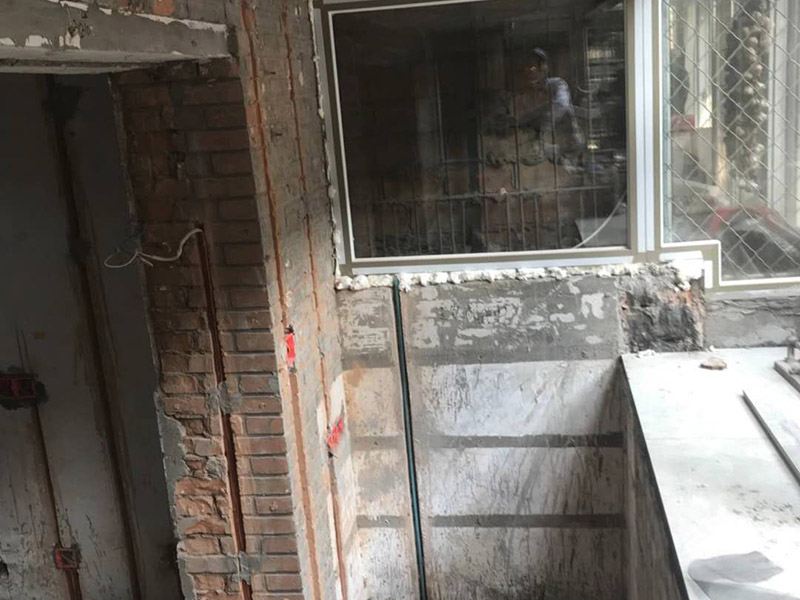 陽(yáng)臺(tái)電路改造：施工之前，首先要繪制電路布線圖，通常設(shè)計(jì)師都會(huì)提供相應(yīng)的圖紙，布線圖是電路改造的基礎(chǔ)，整個(gè)空間的電路管線位置必須按照布線圖的設(shè)計(jì)嚴(yán)格執(zhí)行。根據(jù)布線圖的要求，經(jīng)過(guò)精細(xì)測(cè)量，確定管線走向、標(biāo)高和開(kāi)關(guān)、插座、燈具等設(shè)備的位置，并用墨盒線進(jìn)行表示。 最后，確定主要電器的位置嗎，并在相應(yīng)位置上做好標(biāo)記，電器定位主要需要注意空調(diào)定位、排氣扇、熱水器的定位，電視、電話、網(wǎng)線的定位。