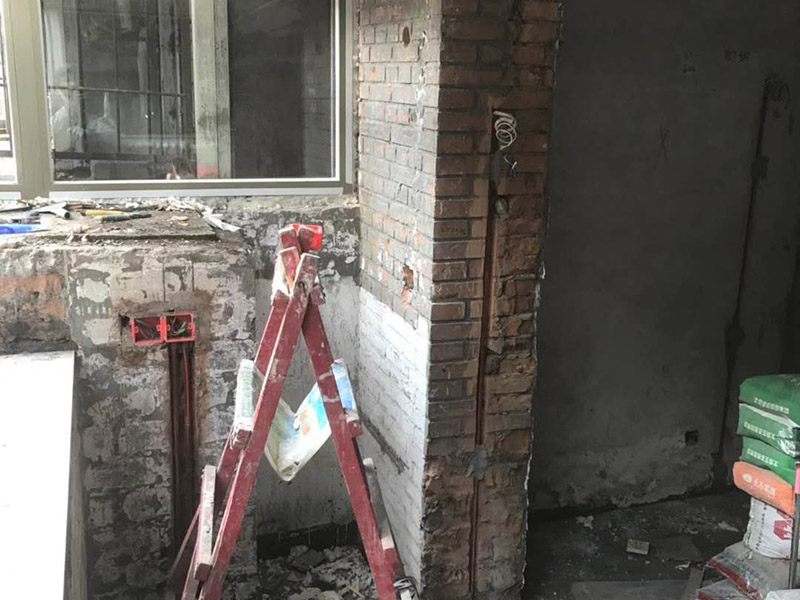 陽(yáng)臺(tái)電路改造：施工之前，首先要繪制電路布線圖，通常設(shè)計(jì)師都會(huì)提供相應(yīng)的圖紙，布線圖是電路改造的基礎(chǔ)，整個(gè)空間的電路管線位置必須按照布線圖的設(shè)計(jì)嚴(yán)格執(zhí)行。根據(jù)布線圖的要求，經(jīng)過(guò)精細(xì)測(cè)量，確定管線走向、標(biāo)高和開(kāi)關(guān)、插座、燈具等設(shè)備的位置，并用墨盒線進(jìn)行表示。 最后，確定主要電器的位置嗎，并在相應(yīng)位置上做好標(biāo)記，電器定位主要需要注意空調(diào)定位、排氣扇、熱水器的定位，電視、電話、網(wǎng)線的定位。