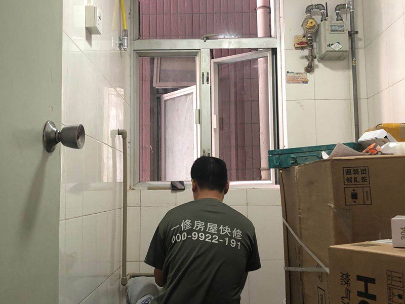 衛(wèi)生間管道裝修:水路安裝一般有三種，走頂、走地、走墻這三種方式，一般情況下地上是走的管道路，安裝時最簡單的，但是用料是最多的，然而墻壁上的管道路，安裝時比較困難的，而用料是最少的。當(dāng)然了開槽最難的還是頂上面安裝管道的，用料最多，漏水很容易發(fā)現(xiàn)，因此，選擇水管走頂部的方法比較合適。 冷熱水管的管壁的厚度是不一樣的，所以在安裝的時候一定要記得，冷水管不能當(dāng)作熱水管來用，這樣會減少壽命，而且還會對日后生活造成困惑，分辨冷熱水管的簡便方法是熱水管上有一條紅線標(biāo)記，對于冷熱水管接頭距離的要求，只有淋浴混合氣的要求是14-15公分，其余的距離只要好安裝操作就可以。