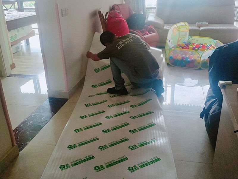 衛(wèi)生間管道裝修:水路安裝一般有三種，走頂、走地、走墻這三種方式，一般情況下地上是走的管道路，安裝時最簡單的，但是用料是最多的，然而墻壁上的管道路，安裝時比較困難的，而用料是最少的。當(dāng)然了開槽最難的還是頂上面安裝管道的，用料最多，漏水很容易發(fā)現(xiàn)，因此，選擇水管走頂部的方法比較合適。 冷熱水管的管壁的厚度是不一樣的，所以在安裝的時候一定要記得，冷水管不能當(dāng)作熱水管來用，這樣會減少壽命，而且還會對日后生活造成困惑，分辨冷熱水管的簡便方法是熱水管上有一條紅線標(biāo)記，對于冷熱水管接頭距離的要求，只有淋浴混合氣的要求是14-15公分，其余的距離只要好安裝操作就可以。