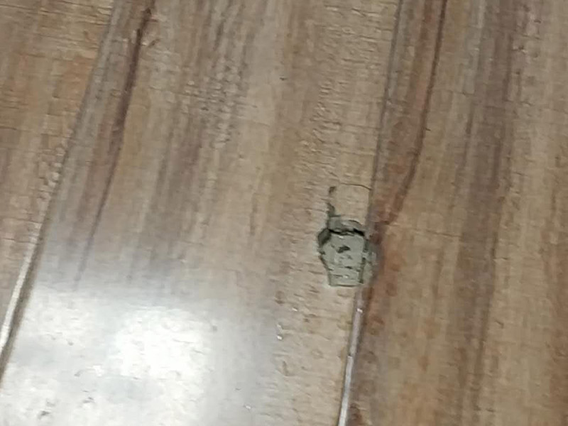 地板修復(fù)維修:一種是漆面修復(fù);一種是局部破壞，重裝修復(fù);另外一種是整體重裝修復(fù)。這些修復(fù)方式各有利弊，選擇時(shí)要區(qū)別對(duì)待，除了重新鋪裝，但比較耗時(shí)、耗力以外，任何一種修復(fù)方式都不能使地板或地磚恢復(fù)如初。 可以用有新榫頭小片地板在接口上來(lái)回滑動(dòng)，找出殘留膠跡并清除，以保證修復(fù)后的地板美觀，同樣需要注意的是不要損壞周圍的榫槽;接下來(lái)處理新地板，鋸掉新地板槽口一邊的下半部分并清理干凈整個(gè)榫槽，注意預(yù)留一些空間，因外涂抹膠水后會(huì)占用一定的空間;最后將新地板安裝到需要替換的位置，將原四周地板榫頭涂滿膠水，并在新地板榫槽處也施上膠水，然后放在起下廢板塊的空隙處，先將長(zhǎng)邊榫舌與短邊榫舌的一角嵌入原四周地板的槽口邊，再用手按下槽口一邊，并墊木塊以專用工具輕輕砸入，注意安裝前先比一下長(zhǎng)度是否一致，如果新板長(zhǎng)了，可以修短一點(diǎn)，短了就只有拆裝整條地板了。