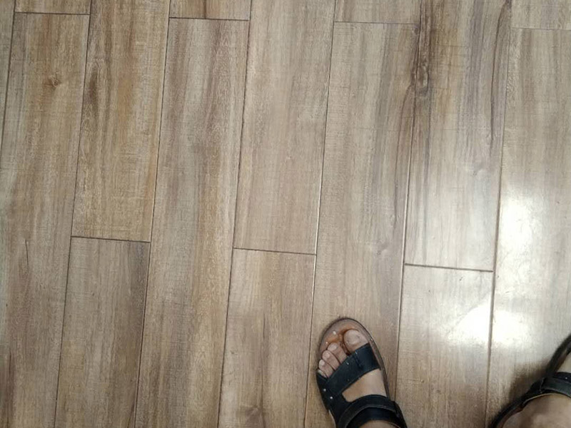 地板修復(fù)維修:一種是漆面修復(fù);一種是局部破壞，重裝修復(fù);另外一種是整體重裝修復(fù)。這些修復(fù)方式各有利弊，選擇時(shí)要區(qū)別對(duì)待，除了重新鋪裝，但比較耗時(shí)、耗力以外，任何一種修復(fù)方式都不能使地板或地磚恢復(fù)如初。 可以用有新榫頭小片地板在接口上來(lái)回滑動(dòng)，找出殘留膠跡并清除，以保證修復(fù)后的地板美觀，同樣需要注意的是不要損壞周圍的榫槽;接下來(lái)處理新地板，鋸掉新地板槽口一邊的下半部分并清理干凈整個(gè)榫槽，注意預(yù)留一些空間，因外涂抹膠水后會(huì)占用一定的空間;最后將新地板安裝到需要替換的位置，將原四周地板榫頭涂滿膠水，并在新地板榫槽處也施上膠水，然后放在起下廢板塊的空隙處，先將長(zhǎng)邊榫舌與短邊榫舌的一角嵌入原四周地板的槽口邊，再用手按下槽口一邊，并墊木塊以專用工具輕輕砸入，注意安裝前先比一下長(zhǎng)度是否一致，如果新板長(zhǎng)了，可以修短一點(diǎn)，短了就只有拆裝整條地板了。