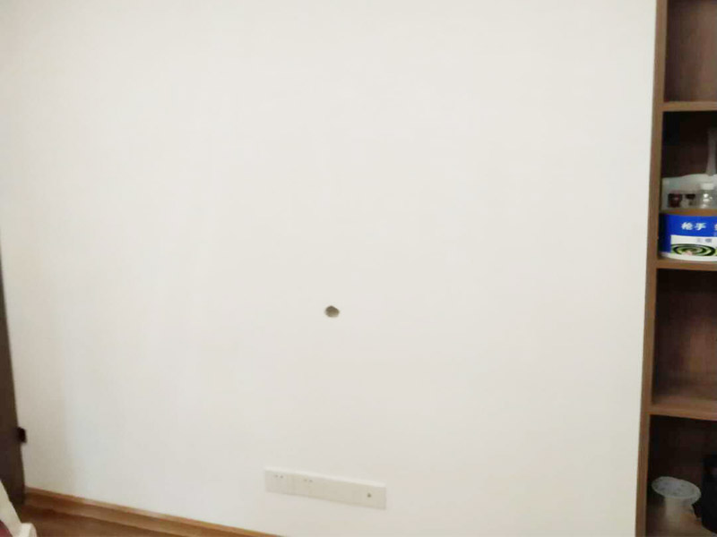 電視背景墻裝修：首先需要量背景墻的尺寸，然后記錄下來，可以去網(wǎng)上或者實體店購買墻布。要注意尺寸要留有余地，才能進(jìn)行處理。要對貼墻布的墻面先進(jìn)行處理，墻面如果是剛做好的水泥漆，干了就可以操作。如果是普通的墻面，需要先做基膜。把購買來的墻布展開，然后站到梯椅上，把墻布對角貼上去。要注意張貼的平整，不能一邊高一邊低。用手按壓住墻布，然后用刮片把墻布刮平。刮角落的時候，要注意用力刮平，不要有褶皺或者翹角。墻布刮好后，要用鋒利的刀片，進(jìn)行修邊處理，電線孔也要用刀片割開。修邊好后，也要用刮片再刮一遍。裁剪邊框的墻紙，按照同樣步驟張貼。張貼好后，用布擦一下，防止膠水沾住。查看張貼效果，關(guān)上窗戶。