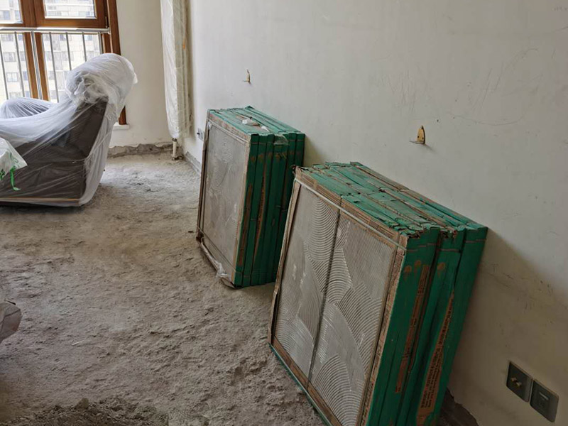 客廳瓷磚鋪貼:鋪貼前，先將所鋪平面表面的塵土、雜物等徹底清掃干凈，平面不能有空鼓、開裂和起砂等現(xiàn)象，如果存在這些現(xiàn)象，要先進(jìn)行修復(fù)處理，在鋪設(shè)瓷磚。鋪設(shè)地磚施工前，要先在地面彈出十字線，從而控制地磚分隔尺寸。然后要選用1:3干硬性水泥砂漿，砂漿的厚度要在25mm左右。把瓷磚按照要求放在水泥砂漿上，用橡皮錘輕輕敲擊瓷磚的表面，直至瓷磚鋪貼平整。鋪貼完瓷磚后，要進(jìn)行勾縫處理，先清理干凈瓷磚縫隙里的雜質(zhì)，再用專用填縫劑進(jìn)行勾縫處理。