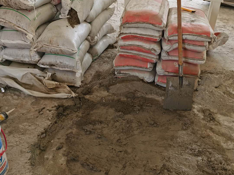 客廳瓷磚鋪貼:鋪貼前，先將所鋪平面表面的塵土、雜物等徹底清掃干凈，平面不能有空鼓、開裂和起砂等現(xiàn)象，如果存在這些現(xiàn)象，要先進(jìn)行修復(fù)處理，在鋪設(shè)瓷磚。鋪設(shè)地磚施工前，要先在地面彈出十字線，從而控制地磚分隔尺寸。然后要選用1:3干硬性水泥砂漿，砂漿的厚度要在25mm左右。把瓷磚按照要求放在水泥砂漿上，用橡皮錘輕輕敲擊瓷磚的表面，直至瓷磚鋪貼平整。鋪貼完瓷磚后，要進(jìn)行勾縫處理，先清理干凈瓷磚縫隙里的雜質(zhì)，再用專用填縫劑進(jìn)行勾縫處理。