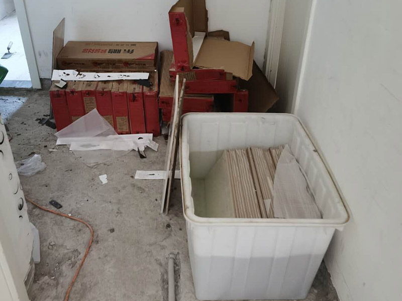 客廳瓷磚鋪貼:鋪貼前，先將所鋪平面表面的塵土、雜物等徹底清掃干凈，平面不能有空鼓、開裂和起砂等現(xiàn)象，如果存在這些現(xiàn)象，要先進(jìn)行修復(fù)處理，在鋪設(shè)瓷磚。鋪設(shè)地磚施工前，要先在地面彈出十字線，從而控制地磚分隔尺寸。然后要選用1:3干硬性水泥砂漿，砂漿的厚度要在25mm左右。把瓷磚按照要求放在水泥砂漿上，用橡皮錘輕輕敲擊瓷磚的表面，直至瓷磚鋪貼平整。鋪貼完瓷磚后，要進(jìn)行勾縫處理，先清理干凈瓷磚縫隙里的雜質(zhì)，再用專用填縫劑進(jìn)行勾縫處理。