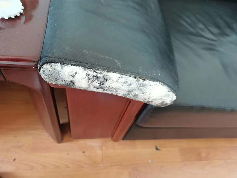 沙發(fā)修補磨損掉皮：首先先把它清算干凈，找出一塊與原沙發(fā)相似的無紡布，然后用膠水貼在底部。再用修補膏進行填充，一般來講是需要兩、三次才能填平，而且每一次填平一次都需要干燥半小時擺布，填平后需要做紋路。 破損沒有掉皮，先將沙發(fā)清洗干凈，可以用皮革清洗劑，找出一塊與原沙發(fā)相似的無紡布，然后用膠水貼在底部。與完整破損不一樣，它只需填平一次就夠，而且不需要做紋路。