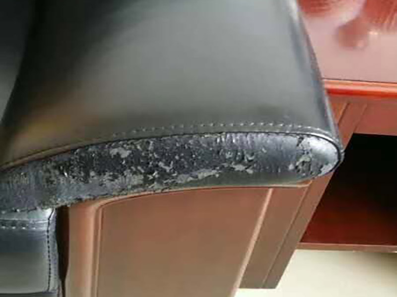 沙發(fā)修補磨損掉皮：首先先把它清算干凈，找出一塊與原沙發(fā)相似的無紡布，然后用膠水貼在底部。再用修補膏進行填充，一般來講是需要兩、三次才能填平，而且每一次填平一次都需要干燥半小時擺布，填平后需要做紋路。 破損沒有掉皮，先將沙發(fā)清洗干凈，可以用皮革清洗劑，找出一塊與原沙發(fā)相似的無紡布，然后用膠水貼在底部。與完整破損不一樣，它只需填平一次就夠，而且不需要做紋路。