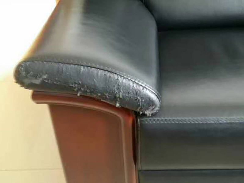 沙發(fā)修補磨損掉皮：首先先把它清算干凈，找出一塊與原沙發(fā)相似的無紡布，然后用膠水貼在底部。再用修補膏進行填充，一般來講是需要兩、三次才能填平，而且每一次填平一次都需要干燥半小時擺布，填平后需要做紋路。 破損沒有掉皮，先將沙發(fā)清洗干凈，可以用皮革清洗劑，找出一塊與原沙發(fā)相似的無紡布，然后用膠水貼在底部。與完整破損不一樣，它只需填平一次就夠，而且不需要做紋路。