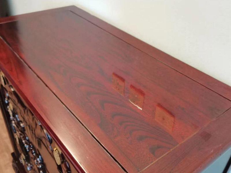 沙發(fā)修補磨損掉皮：首先先把它清算干凈，找出一塊與原沙發(fā)相似的無紡布，然后用膠水貼在底部。再用修補膏進行填充，一般來講是需要兩、三次才能填平，而且每一次填平一次都需要干燥半小時擺布，填平后需要做紋路。 破損沒有掉皮，先將沙發(fā)清洗干凈，可以用皮革清洗劑，找出一塊與原沙發(fā)相似的無紡布，然后用膠水貼在底部。與完整破損不一樣，它只需填平一次就夠，而且不需要做紋路。