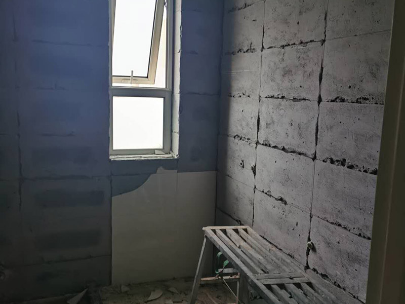 衛(wèi)生間拆除重裝：拆卸衛(wèi)生間用具，如洗手盆、鏡面、掛鉤、熱水器等，最后拆下天花板。根據(jù)施工隊(duì)伍的施工習(xí)慣，可以在磚塊敲擊所有墻壁之前均勻地移除衛(wèi)生間固定裝置，或者可以將磚塊穿插在磚塊中。 并非所有的衛(wèi)生器具都需要立即拆卸，并且在敲擊磚塊后留下馬桶的拆卸。為了避免在敲擊磚時(shí)掉落的瓷磚，排水管損壞，或者掉入排水管中導(dǎo)致結(jié)垢。但是，如果您需要保留馬桶，可以在施工前使用木板或堅(jiān)固的材料，并將其放在馬桶上以防止瓷磚掉落。 拆除衛(wèi)生間用具后，應(yīng)將外露的電線芯用絕緣膠帶捆扎，以免造成安全隱患，導(dǎo)致施工人員受到電擊傷害，或電池芯可能被水短路。