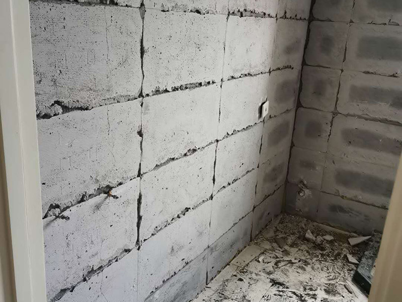 衛(wèi)生間拆除重裝：拆卸衛(wèi)生間用具，如洗手盆、鏡面、掛鉤、熱水器等，最后拆下天花板。根據(jù)施工隊(duì)伍的施工習(xí)慣，可以在磚塊敲擊所有墻壁之前均勻地移除衛(wèi)生間固定裝置，或者可以將磚塊穿插在磚塊中。 并非所有的衛(wèi)生器具都需要立即拆卸，并且在敲擊磚塊后留下馬桶的拆卸。為了避免在敲擊磚時(shí)掉落的瓷磚，排水管損壞，或者掉入排水管中導(dǎo)致結(jié)垢。但是，如果您需要保留馬桶，可以在施工前使用木板或堅(jiān)固的材料，并將其放在馬桶上以防止瓷磚掉落。 拆除衛(wèi)生間用具后，應(yīng)將外露的電線芯用絕緣膠帶捆扎，以免造成安全隱患，導(dǎo)致施工人員受到電擊傷害，或電池芯可能被水短路。