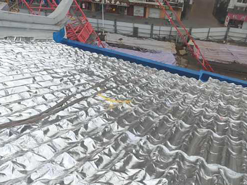 屋面防水處理：首先，用水泥砂漿找平，同時做好防水層和保護層，然后，檢查基層處理并進行清理，要求不能有任何雜質(zhì)，且屋面必須保持干燥，否則會直接影響防水效果，最后，根據(jù)當天的施工量配置相應的瀝青，并參照從高到低、從遠到近的順序，開始鋪貼屋面防水卷材。