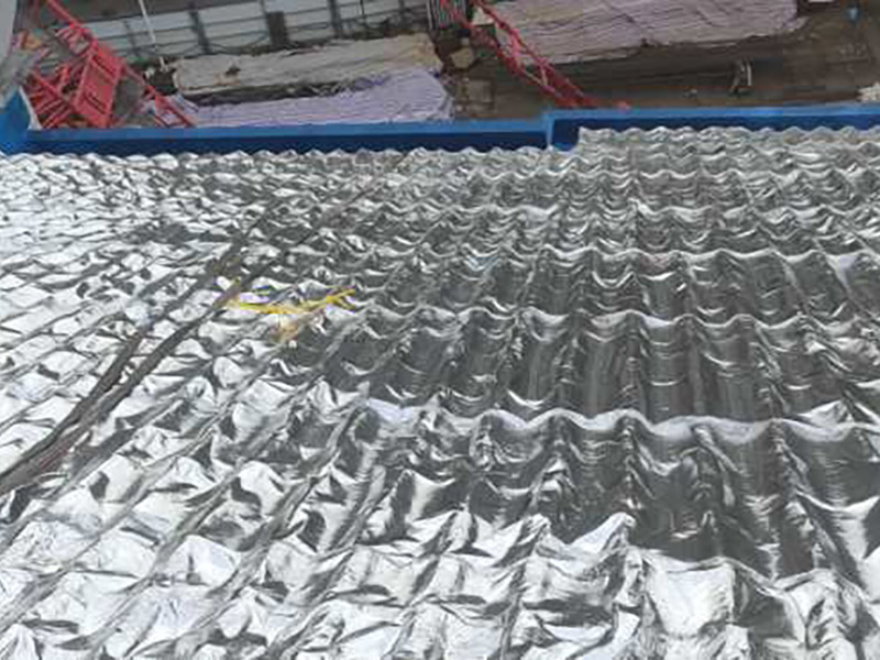 屋面防水處理：首先，用水泥砂漿找平，同時做好防水層和保護層，然后，檢查基層處理并進行清理，要求不能有任何雜質(zhì)，且屋面必須保持干燥，否則會直接影響防水效果，最后，根據(jù)當天的施工量配置相應的瀝青，并參照從高到低、從遠到近的順序，開始鋪貼屋面防水卷材。