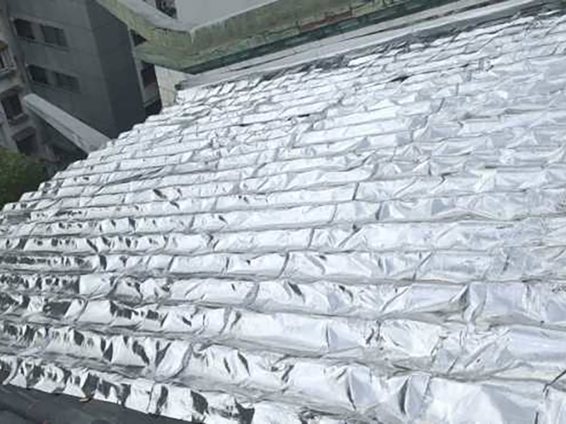 屋面防水處理：首先，用水泥砂漿找平，同時做好防水層和保護層，然后，檢查基層處理并進行清理，要求不能有任何雜質(zhì)，且屋面必須保持干燥，否則會直接影響防水效果，最后，根據(jù)當天的施工量配置相應的瀝青，并參照從高到低、從遠到近的順序，開始鋪貼屋面防水卷材。