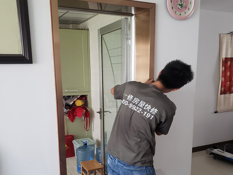 不銹鋼門(mén)套安裝：1、檢查門(mén)洞口的陰角是否都成方形，各門(mén)洞口的上沿是否在一條水平線上，從基準(zhǔn)線上測(cè)量各門(mén)口的上沿水平線，用大芯板做襯板釘在門(mén)洞內(nèi)，裝襯板一般直接釘在墻上，如果縫隙較大，可做支架，用大芯板將縫隙塞滿，或先打好木楔用水泥砂漿做好，待水泥干后，再裝襯板，如果縫隙小時(shí)，可用水泥砂漿或石膏粉堵縫;縫隙大時(shí)，不能先安裝大芯板，然后用水泥填滿門(mén)與墻的空洞。 2、裝橫向的襯板，然后裝豎向的襯板，需要先進(jìn)行試釘，等到襯板平直后，側(cè)面與墻面平齊，用釘子釘死并將釘帽沖入大芯板內(nèi)。 3、重新校正門(mén)套，校正好的門(mén)套下面要用等寬的木條頂住，防止變形。一般門(mén)套立好后不急于貼飾面板，主要是利于成品保護(hù)。按照門(mén)套施工工序的要求，裝貼飾面板時(shí)，依舊需要校正門(mén)套。