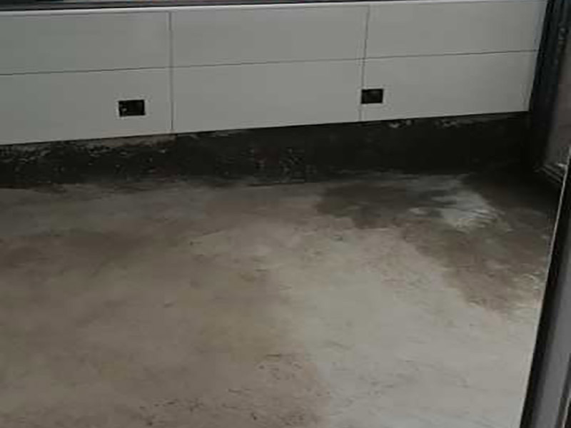 廚房地面防水找平：一般的地面都是不平整的，所以做防水前要先將廚房基面修復(fù)好，特別是陰陽角區(qū)域要多注意一些，凹凸不平要找平好?？梢杂苗P子把凸起水泥渣子和雜物鏟掉，凹進(jìn)去的地方要進(jìn)行修補、抹平，有裂縫或滲水也需要堵漏修復(fù)等。地面修復(fù)好后，還要確?；鏇]有任何的灰塵、顆粒和垃圾等等，所以在施工前可以先用水去做清潔，只要濕潤表面即可，不能出現(xiàn)明水。 先做地面的防水，所以先將地面防水涂料調(diào)配好。按一定的比例把防水涂料倒進(jìn)塑料桶里，先倒入涂料乳液，然后再倒入粉料，用攪拌器將兩者攪拌均勻，呈無顆粒狀態(tài)后靜置三分鐘，消除小氣泡后即可使用。就可以開始涂刷防水漿料了，先要對一些特殊的區(qū)域進(jìn)行小范圍重點刷涂，特別是地漏、管道周圍、墻面轉(zhuǎn)角處。其然后他地區(qū)可以大面積涂刷第一遍，毛刷浸濕后粘取涂料，往一個方向刷，其涂膜厚度在1mm以內(nèi)，這樣容易干燥，也不易鼓泡、開裂。干燥后就可以用十字交錯方向涂刷第二遍了，避免漏刷，第二天就可以進(jìn)行閉水試驗。