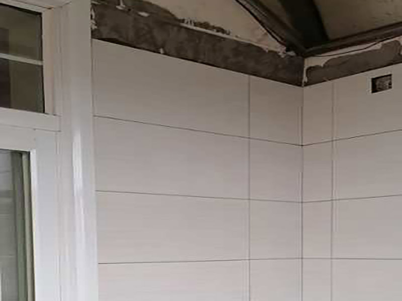 廚房地面防水找平：一般的地面都是不平整的，所以做防水前要先將廚房基面修復(fù)好，特別是陰陽角區(qū)域要多注意一些，凹凸不平要找平好?？梢杂苗P子把凸起水泥渣子和雜物鏟掉，凹進(jìn)去的地方要進(jìn)行修補、抹平，有裂縫或滲水也需要堵漏修復(fù)等。地面修復(fù)好后，還要確?；鏇]有任何的灰塵、顆粒和垃圾等等，所以在施工前可以先用水去做清潔，只要濕潤表面即可，不能出現(xiàn)明水。 先做地面的防水，所以先將地面防水涂料調(diào)配好。按一定的比例把防水涂料倒進(jìn)塑料桶里，先倒入涂料乳液，然后再倒入粉料，用攪拌器將兩者攪拌均勻，呈無顆粒狀態(tài)后靜置三分鐘，消除小氣泡后即可使用。就可以開始涂刷防水漿料了，先要對一些特殊的區(qū)域進(jìn)行小范圍重點刷涂，特別是地漏、管道周圍、墻面轉(zhuǎn)角處。其然后他地區(qū)可以大面積涂刷第一遍，毛刷浸濕后粘取涂料，往一個方向刷，其涂膜厚度在1mm以內(nèi)，這樣容易干燥，也不易鼓泡、開裂。干燥后就可以用十字交錯方向涂刷第二遍了，避免漏刷，第二天就可以進(jìn)行閉水試驗。