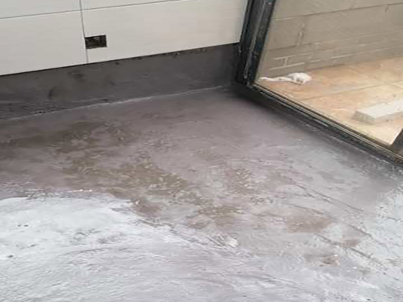 廚房地面防水找平：一般的地面都是不平整的，所以做防水前要先將廚房基面修復(fù)好，特別是陰陽角區(qū)域要多注意一些，凹凸不平要找平好。可以用鏟子把凸起水泥渣子和雜物鏟掉，凹進(jìn)去的地方要進(jìn)行修補、抹平，有裂縫或滲水也需要堵漏修復(fù)等。地面修復(fù)好后，還要確?；鏇]有任何的灰塵、顆粒和垃圾等等，所以在施工前可以先用水去做清潔，只要濕潤表面即可，不能出現(xiàn)明水。 先做地面的防水，所以先將地面防水涂料調(diào)配好。按一定的比例把防水涂料倒進(jìn)塑料桶里，先倒入涂料乳液，然后再倒入粉料，用攪拌器將兩者攪拌均勻，呈無顆粒狀態(tài)后靜置三分鐘，消除小氣泡后即可使用。就可以開始涂刷防水漿料了，先要對一些特殊的區(qū)域進(jìn)行小范圍重點刷涂，特別是地漏、管道周圍、墻面轉(zhuǎn)角處。其然后他地區(qū)可以大面積涂刷第一遍，毛刷浸濕后粘取涂料，往一個方向刷，其涂膜厚度在1mm以內(nèi)，這樣容易干燥，也不易鼓泡、開裂。干燥后就可以用十字交錯方向涂刷第二遍了，避免漏刷，第二天就可以進(jìn)行閉水試驗。