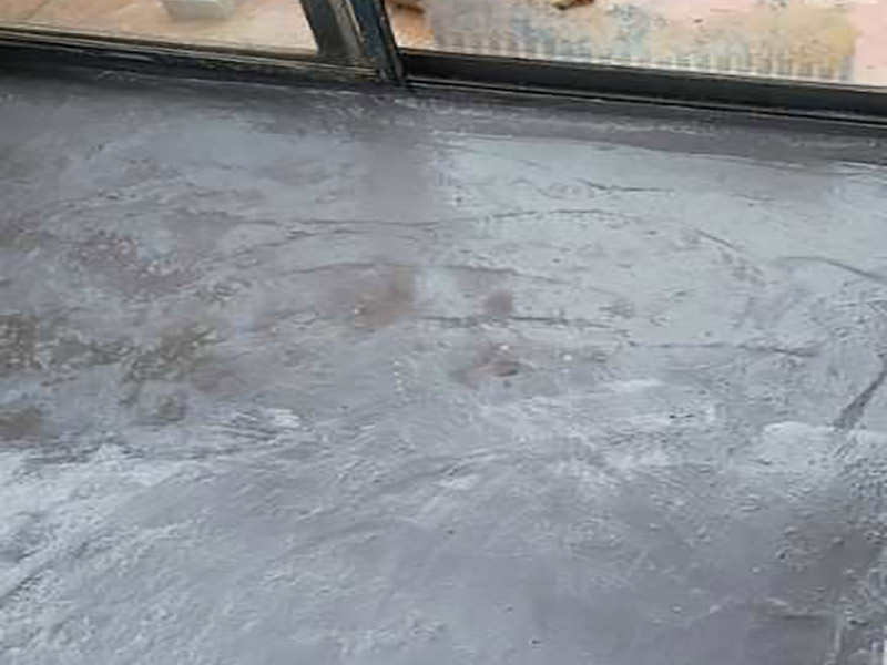 廚房地面防水找平：一般的地面都是不平整的，所以做防水前要先將廚房基面修復(fù)好，特別是陰陽角區(qū)域要多注意一些，凹凸不平要找平好。可以用鏟子把凸起水泥渣子和雜物鏟掉，凹進(jìn)去的地方要進(jìn)行修補、抹平，有裂縫或滲水也需要堵漏修復(fù)等。地面修復(fù)好后，還要確保基面沒有任何的灰塵、顆粒和垃圾等等，所以在施工前可以先用水去做清潔，只要濕潤表面即可，不能出現(xiàn)明水。 先做地面的防水，所以先將地面防水涂料調(diào)配好。按一定的比例把防水涂料倒進(jìn)塑料桶里，先倒入涂料乳液，然后再倒入粉料，用攪拌器將兩者攪拌均勻，呈無顆粒狀態(tài)后靜置三分鐘，消除小氣泡后即可使用。就可以開始涂刷防水漿料了，先要對一些特殊的區(qū)域進(jìn)行小范圍重點刷涂，特別是地漏、管道周圍、墻面轉(zhuǎn)角處。其然后他地區(qū)可以大面積涂刷第一遍，毛刷浸濕后粘取涂料，往一個方向刷，其涂膜厚度在1mm以內(nèi)，這樣容易干燥，也不易鼓泡、開裂。干燥后就可以用十字交錯方向涂刷第二遍了，避免漏刷，第二天就可以進(jìn)行閉水試驗。