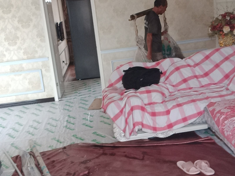 廚房地面防水找平：一般的地面都是不平整的，所以做防水前要先將廚房基面修復(fù)好，特別是陰陽角區(qū)域要多注意一些，凹凸不平要找平好?？梢杂苗P子把凸起水泥渣子和雜物鏟掉，凹進(jìn)去的地方要進(jìn)行修補、抹平，有裂縫或滲水也需要堵漏修復(fù)等。地面修復(fù)好后，還要確?；鏇]有任何的灰塵、顆粒和垃圾等等，所以在施工前可以先用水去做清潔，只要濕潤表面即可，不能出現(xiàn)明水。 先做地面的防水，所以先將地面防水涂料調(diào)配好。按一定的比例把防水涂料倒進(jìn)塑料桶里，先倒入涂料乳液，然后再倒入粉料，用攪拌器將兩者攪拌均勻，呈無顆粒狀態(tài)后靜置三分鐘，消除小氣泡后即可使用。就可以開始涂刷防水漿料了，先要對一些特殊的區(qū)域進(jìn)行小范圍重點刷涂，特別是地漏、管道周圍、墻面轉(zhuǎn)角處。其然后他地區(qū)可以大面積涂刷第一遍，毛刷浸濕后粘取涂料，往一個方向刷，其涂膜厚度在1mm以內(nèi)，這樣容易干燥，也不易鼓泡、開裂。干燥后就可以用十字交錯方向涂刷第二遍了，避免漏刷，第二天就可以進(jìn)行閉水試驗。