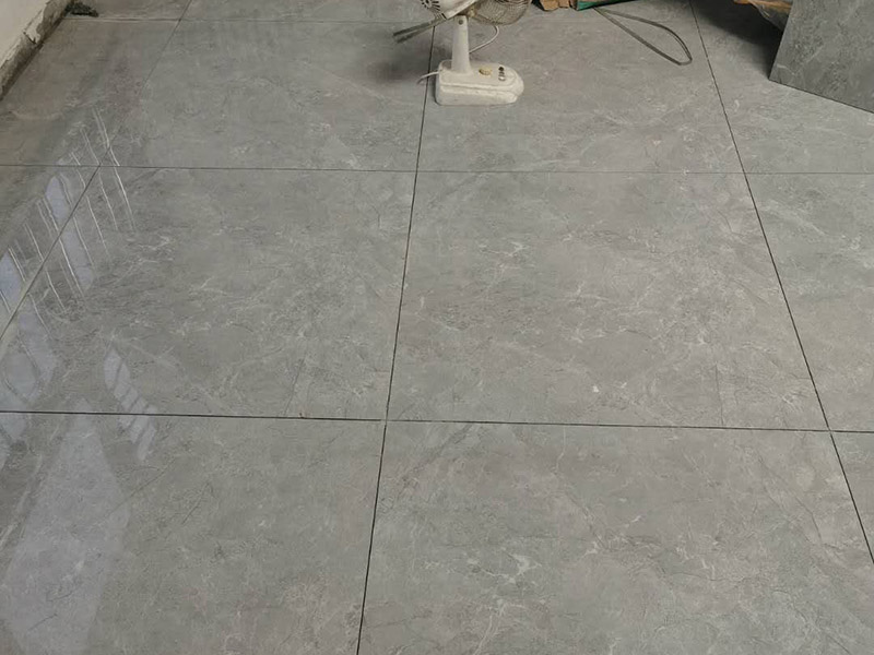 地磚墻磚鋪貼方案：在鋪貼墻磚之前，需要對(duì)其進(jìn)行基層處理。先將基層表面的灰塵和污漬清理干凈，然后在將其表面的膩?zhàn)訉雍屯苛蠈尤コ蓛?。同時(shí)，還應(yīng)對(duì)基層的平整度進(jìn)行檢查，如果基層不平，則還需要用水泥砂漿找平，否則會(huì)影響墻磚的鋪貼效果?；鶎忧謇砀蓛艉螅€不能直接鋪設(shè)墻磚，而是要先在墻體四周用墨線彈出幾條標(biāo)高控制線，并在地面彈出十字線，控制好每塊地磚的尺寸。調(diào)制好粘結(jié)劑之后，就可以開始準(zhǔn)備鋪貼墻磚了。在鋪貼前，要對(duì)墻磚產(chǎn)品表面的灰塵和污垢進(jìn)行清理。處理干凈后，便可將事先配置好的漿料涂抹在瓷磚背面，注意在涂抹漿料的時(shí)候要涂的均勻和飽滿。將涂抹了漿料的墻磚按照之前預(yù)鋪的花紋樣式進(jìn)行鋪貼，鋪貼平整之后，再用橡膠錘子將其拍平鋪實(shí)，增強(qiáng)其穩(wěn)定性。同時(shí)，在這個(gè)過程中，還可稍微的轉(zhuǎn)動(dòng)一下墻磚，讓瓷磚背面與漿料充分接觸，緊密融合。