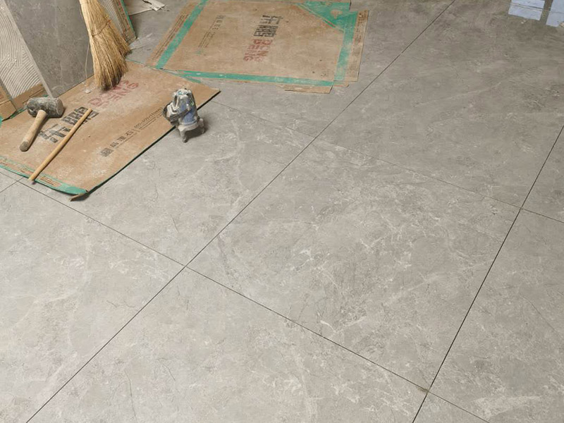 地磚墻磚鋪貼方案：在鋪貼墻磚之前，需要對(duì)其進(jìn)行基層處理。先將基層表面的灰塵和污漬清理干凈，然后在將其表面的膩?zhàn)訉雍屯苛蠈尤コ蓛?。同時(shí)，還應(yīng)對(duì)基層的平整度進(jìn)行檢查，如果基層不平，則還需要用水泥砂漿找平，否則會(huì)影響墻磚的鋪貼效果。基層清理干凈后，還不能直接鋪設(shè)墻磚，而是要先在墻體四周用墨線彈出幾條標(biāo)高控制線，并在地面彈出十字線，控制好每塊地磚的尺寸。調(diào)制好粘結(jié)劑之后，就可以開始準(zhǔn)備鋪貼墻磚了。在鋪貼前，要對(duì)墻磚產(chǎn)品表面的灰塵和污垢進(jìn)行清理。處理干凈后，便可將事先配置好的漿料涂抹在瓷磚背面，注意在涂抹漿料的時(shí)候要涂的均勻和飽滿。將涂抹了漿料的墻磚按照之前預(yù)鋪的花紋樣式進(jìn)行鋪貼，鋪貼平整之后，再用橡膠錘子將其拍平鋪實(shí)，增強(qiáng)其穩(wěn)定性。同時(shí)，在這個(gè)過程中，還可稍微的轉(zhuǎn)動(dòng)一下墻磚，讓瓷磚背面與漿料充分接觸，緊密融合。