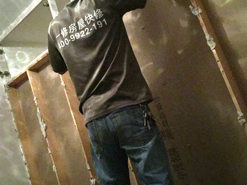 柜體拆除裝修：理拆除，別蠻干，最大限度的降低因彌補拆除所造成的投資增加問題；地面剔鑿工具避免垂直敲擊樓板，會對樓板造成傷害。 做好成品保護，包括需要保留的隔墻、管道、電箱、水電氣表、外窗、地漏、下水管等；有必要對以上成品進行包裹或綁扎；墻面鏟除要徹底，但不能拆壞主體墻；