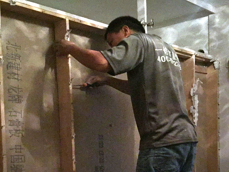 柜體拆除裝修：理拆除，別蠻干，最大限度的降低因彌補拆除所造成的投資增加問題；地面剔鑿工具避免垂直敲擊樓板，會對樓板造成傷害。 做好成品保護，包括需要保留的隔墻、管道、電箱、水電氣表、外窗、地漏、下水管等；有必要對以上成品進行包裹或綁扎；墻面鏟除要徹底，但不能拆壞主體墻；