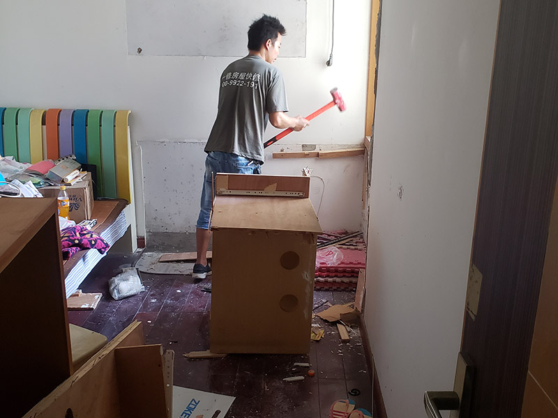 柜子拆除方案：首先把衣柜里面的衣服等東西收拾出來(lái)。 2.把衣柜里面活動(dòng)的零件全部拿出來(lái),比如襪子盒、掛衣桿等。 3.把衣柜的門(mén)上的折頁(yè)用螺絲刀寫(xiě)下來(lái)。 4.如果有活動(dòng)門(mén),比如推拉門(mén),這樣的部件也要先卸下來(lái)。 5.衣柜上有螺絲釘?shù)牟课?用螺絲擰下來(lái),拆除。