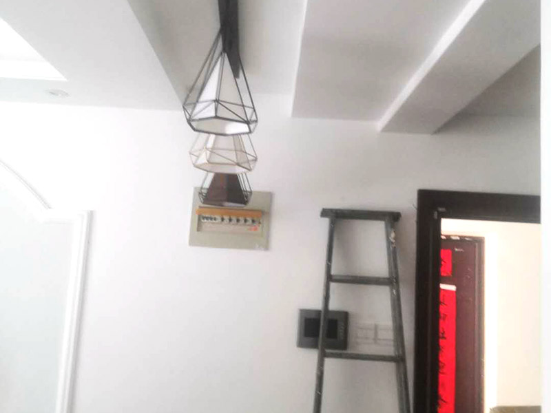 浴室柜及燈具安裝：安裝前，檢查零配件是否齊全。安裝三角閥，確保冷熱進(jìn)水管保持齊平。測量距離，安裝下水管。涂抹膠水要均勻，確保管與管間連接緊密。安裝柜角，看所有角是否在同一水平。裝好后可做適當(dāng)?shù)恼{(diào)整。將浴室柜靠墻放好。看進(jìn)出水管位置是否得當(dāng)，不合適時需做一定改動。安裝臺盆的龍頭。龍頭最好與浴室柜配套購買，這樣出水角度較為適合。用螺母固定臺盆龍頭。固定時一只手要扶好龍頭，以免裝好后位置偏離。將裝好龍頭的臺盆放在浴室柜上，調(diào)整位置到最佳為止。連接臺盆的進(jìn)出水管及下水，長度適當(dāng)，位置合理。裝好柜體的把手，并進(jìn)行適