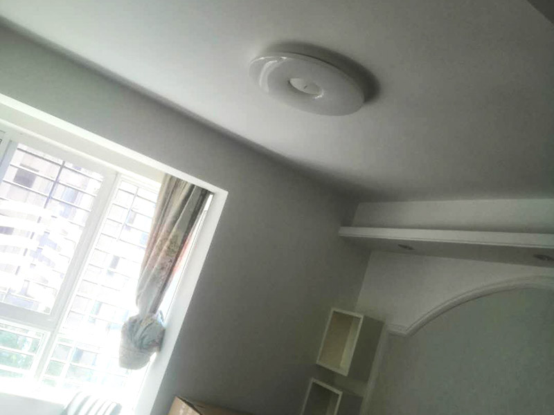 浴室柜及燈具安裝：安裝前，檢查零配件是否齊全。安裝三角閥，確保冷熱進(jìn)水管保持齊平。測量距離，安裝下水管。涂抹膠水要均勻，確保管與管間連接緊密。安裝柜角，看所有角是否在同一水平。裝好后可做適當(dāng)?shù)恼{(diào)整。將浴室柜靠墻放好?？催M(jìn)出水管位置是否得當(dāng)，不合適時需做一定改動。安裝臺盆的龍頭。龍頭最好與浴室柜配套購買，這樣出水角度較為適合。用螺母固定臺盆龍頭。固定時一只手要扶好龍頭，以免裝好后位置偏離。將裝好龍頭的臺盆放在浴室柜上，調(diào)整位置到最佳為止。連接臺盆的進(jìn)出水管及下水，長度適當(dāng)，位置合理。裝好柜體的把手，并進(jìn)行適
