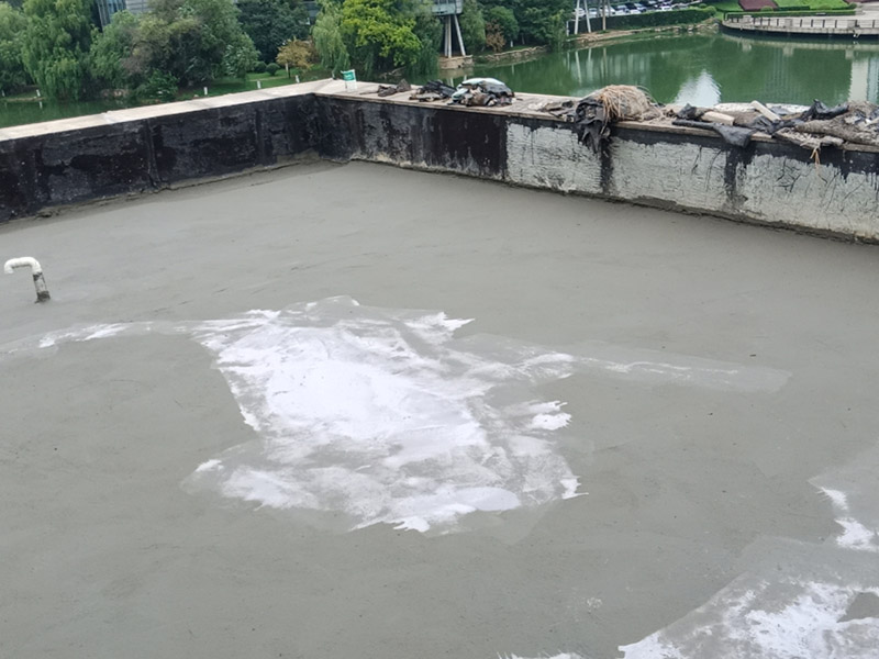樓頂防水施工：樓頂防水施工之前，首先要確定樓頂是否能夠正常排水，如果可以才能進行防水施工；若樓頂設有比較多的漏水點，可以先在樓頂鋪一層卷材防水材料，鋪完別忘了還要再鋪一層保護層;在樓頂出現(xiàn)裂縫的情況下，應先用堵漏材料修補裂縫，然后在裂縫四周涂抹一層水泥基防水涂料，再用水泥砂漿做一個保護層。