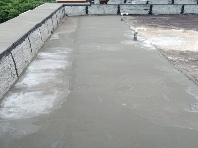 樓頂防水施工：樓頂防水施工之前，首先要確定樓頂是否能夠正常排水，如果可以才能進行防水施工；若樓頂設有比較多的漏水點，可以先在樓頂鋪一層卷材防水材料，鋪完別忘了還要再鋪一層保護層;在樓頂出現(xiàn)裂縫的情況下，應先用堵漏材料修補裂縫，然后在裂縫四周涂抹一層水泥基防水涂料，再用水泥砂漿做一個保護層。
