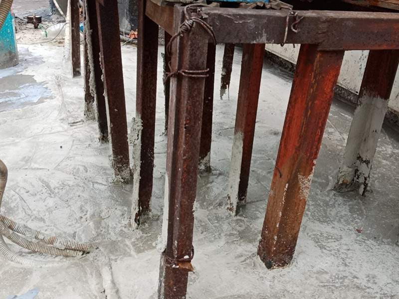 樓頂防水施工：樓頂防水施工之前，首先要確定樓頂是否能夠正常排水，如果可以才能進行防水施工；若樓頂設有比較多的漏水點，可以先在樓頂鋪一層卷材防水材料，鋪完別忘了還要再鋪一層保護層;在樓頂出現(xiàn)裂縫的情況下，應先用堵漏材料修補裂縫，然后在裂縫四周涂抹一層水泥基防水涂料，再用水泥砂漿做一個保護層。