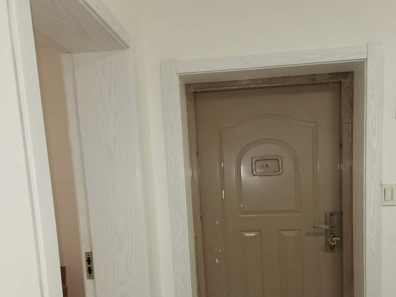 門(mén)套更換安裝案例：師傅將木工板裁成等寬大小的尺寸，再做成了這樣的一個(gè)門(mén)框，這是門(mén)套的基本框架，材料一定要選用上好的木工板，門(mén)本身的重量，門(mén)在日常使用中會(huì)有一定的力度，都由門(mén)套來(lái)承載，一般都會(huì)用柳安等結(jié)實(shí)的木頭做芯材的木工板，這些木材的硬度較高，螺絲不容易松動(dòng)，這樣門(mén)不容易下垂。用電錘在墻上打眼，釘上適當(dāng)大小的木鍥，劃上記號(hào)，圓釘穿過(guò)門(mén)框釘進(jìn)木鍥里，這樣就將門(mén)框固定在墻上了。貼面板時(shí)，量好尺寸大小，用美工刀在整張面板上裁下所需要的面板。如果是清水油漆，那么必須注意的是，同一扇門(mén)所使用的面板的色差一定要接近!