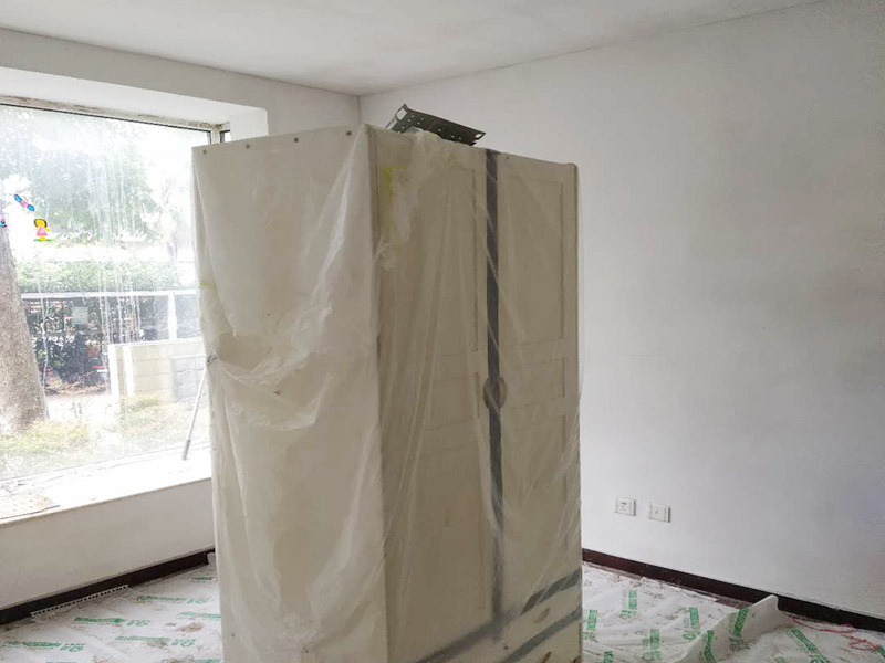 墻面鏟除翻新家具保護(hù)：舊墻的基本處理包括清理舊墻面原有的乳膠漆和膩?zhàn)訉拥溺P除、木裝修、其他表面裝飾物（如壁紙）的拆除，如果只是裝修了一兩年的墻面，墻面的膩?zhàn)涌梢圆挥苗P除，用鋼刷和砂紙打磨墻面后就可以重新涂刷乳膠漆，如果裝修時(shí)間較長的就需要將膩?zhàn)訉隅P除后再進(jìn)行后續(xù)工序。切記舊墻面一定要進(jìn)行處理，不能直接涂刷，粉化嚴(yán)重的墻面要鏟除后，抹上一層白水泥，再進(jìn)行涂刷。 墻面涂刷底漆的作用是抗堿防潮、封固基材、保護(hù)面漆，提高面漆的質(zhì)感和遮蓋力。如果沒有刷底漆就直接上面漆的話，時(shí)間一長墻面就容易起泡、發(fā)霉，經(jīng)陽光長時(shí)間照射也會(huì)發(fā)生墻面變色的情況。