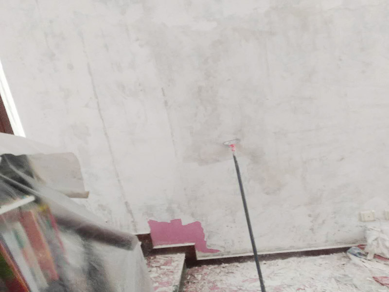 墻面鏟除翻新家具保護(hù)：舊墻的基本處理包括清理舊墻面原有的乳膠漆和膩?zhàn)訉拥溺P除、木裝修、其他表面裝飾物（如壁紙）的拆除，如果只是裝修了一兩年的墻面，墻面的膩?zhàn)涌梢圆挥苗P除，用鋼刷和砂紙打磨墻面后就可以重新涂刷乳膠漆，如果裝修時(shí)間較長的就需要將膩?zhàn)訉隅P除后再進(jìn)行后續(xù)工序。切記舊墻面一定要進(jìn)行處理，不能直接涂刷，粉化嚴(yán)重的墻面要鏟除后，抹上一層白水泥，再進(jìn)行涂刷。 墻面涂刷底漆的作用是抗堿防潮、封固基材、保護(hù)面漆，提高面漆的質(zhì)感和遮蓋力。如果沒有刷底漆就直接上面漆的話，時(shí)間一長墻面就容易起泡、發(fā)霉，經(jīng)陽光長時(shí)間照射也會(huì)發(fā)生墻面變色的情況。