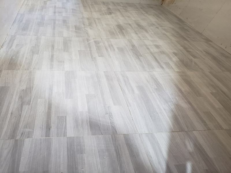 廚衛(wèi)地磚鋪貼：干鋪法是將沙子和水泥按照3：1的比例混合后兌少量的水，使水泥和沙子混合到可以用手攥成團(tuán)的黏稠度。將混合好的沙子水泥鋪在地面上，用一個(gè)平板把表面摸平。在瓷磚背面抹上黏稠度非常高的水泥，把瓷磚放到地面上，用橡皮錘敲實(shí)就完成了,主要用于地面瓷磚的鋪裝。