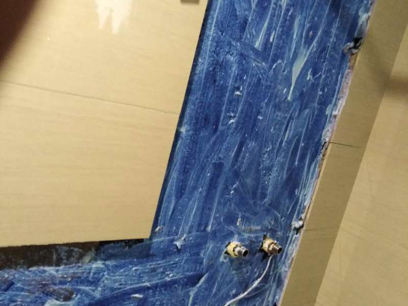 局部改造裝修：首先要對其進(jìn)行檢驗(yàn)，可用鐵棍對墻地面的每塊磚體進(jìn)行敲擊，若是會發(fā)出的聲響比較沉悶，則說明貼得比較牢實(shí)，反之若是出現(xiàn)&ldquo;咚咚&rdquo;的清脆響聲，說明墻地磚沒有鋪貼牢固，存在空鼓。若是空鼓程度比較嚴(yán)重，甚甚至出現(xiàn)晃動和脫落的狀況，建議用相關(guān)器具將水泥砂漿層清理，然后重新涂抹水泥砂漿后鋪貼瓷磚，不過需注意的是，若瓷磚僅是局部脫落，千萬不要用力敲打基礎(chǔ)面上的砂漿，以防震松周圍原本牢固的瓷磚。