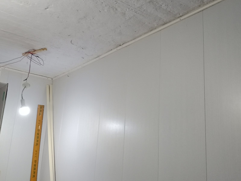 電路明線安裝:一般線路維修的時(shí)候首先肯定是尋找出問題的地方，這個(gè)過程跟明線暗線沒有太大的關(guān)系，就算是線壞了，電工也不會(huì)靠肉眼去找，都是要借助儀器的。暗線雖然被埋在墻里或地下，但是所有的電線都使用了穿線管，把舊線拉出來換上新線還是可以的，而且維修后表面也不會(huì)出現(xiàn)痕跡，只是過程比較麻煩。 而明線的布線方法首先需要看電線的走線位置，將前面擋住的物體移開，然后維修電線，整個(gè)過程相當(dāng)于重新安裝了一次電線，存在區(qū)別的是明線維修后會(huì)留下痕跡。