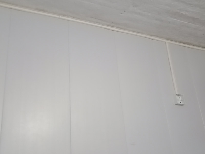 電路明線安裝:一般線路維修的時(shí)候首先肯定是尋找出問題的地方，這個(gè)過程跟明線暗線沒有太大的關(guān)系，就算是線壞了，電工也不會(huì)靠肉眼去找，都是要借助儀器的。暗線雖然被埋在墻里或地下，但是所有的電線都使用了穿線管，把舊線拉出來換上新線還是可以的，而且維修后表面也不會(huì)出現(xiàn)痕跡，只是過程比較麻煩。 而明線的布線方法首先需要看電線的走線位置，將前面擋住的物體移開，然后維修電線，整個(gè)過程相當(dāng)于重新安裝了一次電線，存在區(qū)別的是明線維修后會(huì)留下痕跡。