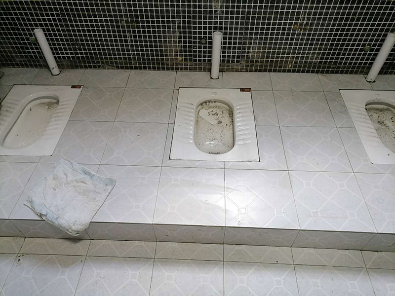 公共衛(wèi)生間貼磚施工：清理墻面上的各類污物，打掃干凈現(xiàn)場，特別是腳落里。用泥刀先批墻，后用水泥漿找平。這個工序很重要，確保底子平，防止貼后空鼓。墻面要刷防水涂料，防止貼后浸水，一般高度不低于1.8米，刷的時候會稍高一些。瓷磚上墻將經(jīng)過預先清潔的瓷磚平整地鋪貼在粘結劑漿料基層上，使用橡膠錘將瓷磚拍實鋪平。施工過程中，可小幅度轉動瓷磚，使?jié){料與瓷磚背面充分接觸。留縫大小調整根據(jù)瓷磚的尺寸，在磚與磚之間預留相應尺寸的縫隙留待嵌縫。可用牙簽等先固定，粘結劑具有一定的可調整性，可對留縫的大小進行調整。