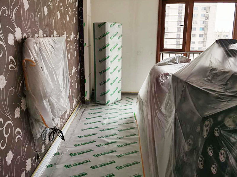 家具成品保護：各類裝修物料的進場、建筑裝修的清理都必須經(jīng)過入戶門。在對物品進行搬運時，難免會與入戶門發(fā)生磕碰及摩擦。因此，在進行成品保護時，我們首先要做好入戶門的保護。 　　建議，在裝修開工前知道家具家電進場，都應(yīng)當使用成品保護膜將入戶門進行包裹。 進行裝修施工時，磁環(huán)邊鋪邊勾縫，在崗鋪設(shè)的瓷磚、地板上堆放雜物、走動踩踏，地板沒有使用成品保護膜覆蓋等都會影響瓷磚及地板的鋪貼效果，使瓷磚出現(xiàn)施工質(zhì)量問題。