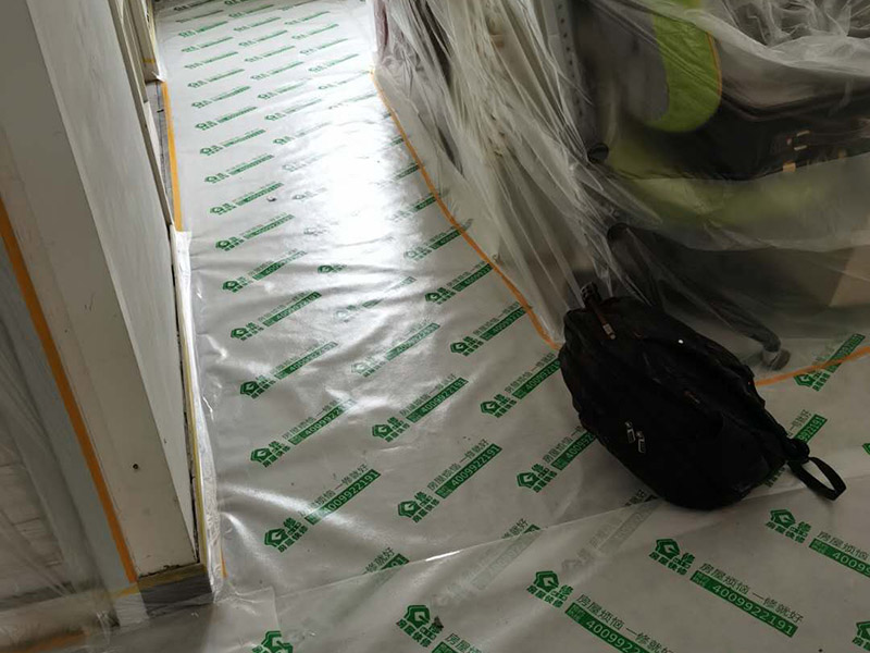 家具成品保護：各類裝修物料的進場、建筑裝修的清理都必須經(jīng)過入戶門。在對物品進行搬運時，難免會與入戶門發(fā)生磕碰及摩擦。因此，在進行成品保護時，我們首先要做好入戶門的保護。 　　建議，在裝修開工前知道家具家電進場，都應(yīng)當使用成品保護膜將入戶門進行包裹。 進行裝修施工時，磁環(huán)邊鋪邊勾縫，在崗鋪設(shè)的瓷磚、地板上堆放雜物、走動踩踏，地板沒有使用成品保護膜覆蓋等都會影響瓷磚及地板的鋪貼效果，使瓷磚出現(xiàn)施工質(zhì)量問題。