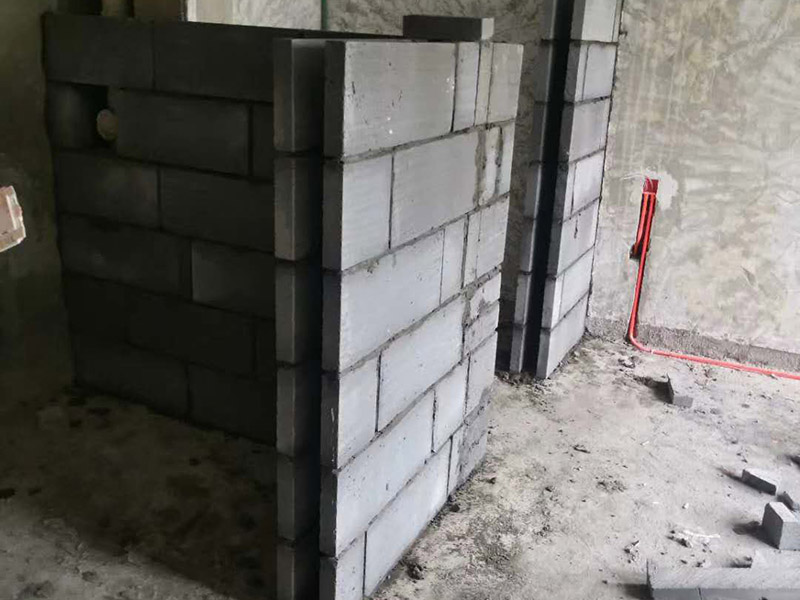 衛(wèi)生間砌墻磚隔斷：磚砌隔斷墻，是指用普通粘土磚，空心磚，加氣混凝土砌塊，玻璃磚等塊材砌筑而成的非承重墻，這也是 衛(wèi)生間隔墻中使用較多的，磚砌隔斷墻成本較低，很多朋友都能夠接受， 而且磚砌隔斷墻效果，看上去很有空間感，衛(wèi)生間隔斷墻使用這種材料也是不錯(cuò)的。